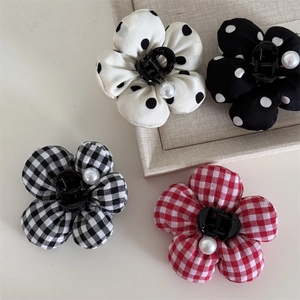 Floral hair claw clips with checkered patterns and pearls for sweet hairstyles