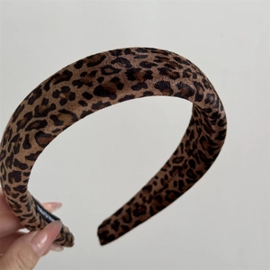Close-up of retro leopard print velvet headband with thick sponge padding and soft texture