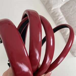 Serre-tête chic en similicuir bordeaux pour femme avec une finition rétro brillante
