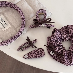 Vue détaillée des accessoires cheveux léopard violet avec nœuds élégants en cuir