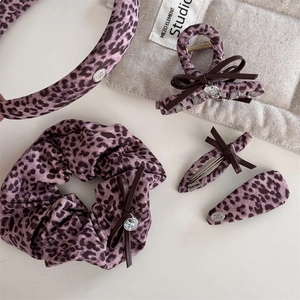 Set d'accessoires cheveux léopard rose avec nœuds en cuir et pendentifs logo métal