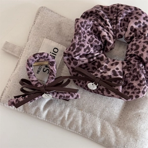 Ensemble pince à cheveux et chouchou léopard rose avec nœud en cuir élégant