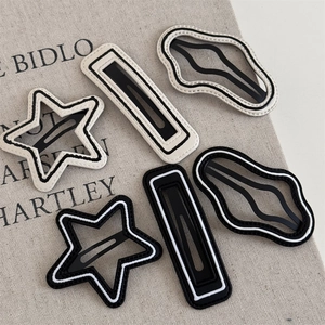 Minimalistisches Haarklammern-Set in Schwarz-Weiß mit Stern- und geometrischen Formen