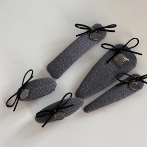 Cinq barrettes à cheveux en tissu gris avec nœuds en cuir et étiquettes argentées fines