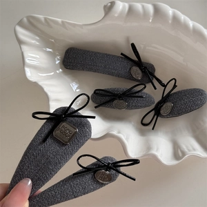Set de 5 barrettes en tissu gris pour costume avec nœuds en cuir et breloques en métal