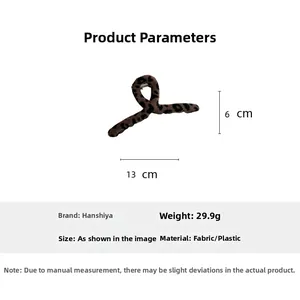 Dettaglio della molletta leopardata con dimensioni indicate di 13 cm x 6 cm