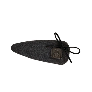 Barrette en tissu gris texturé avec nœud noir et étiquette métallique POKO FOSCA