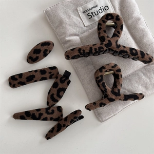 Set di mollette per capelli in tessuto leopardato marrone per donna in autunno