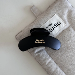 Dettaglio della pinza per capelli nera opaca con scritte dorate Barrette La France