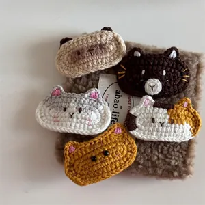 Handgefertigte Häkel-Haarspangen mit Katzenmotiv in fünf Farben auf weichem Kunstfell