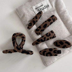 Set di 6 accessori per capelli leopardati con grande molletta e forcine in peluche