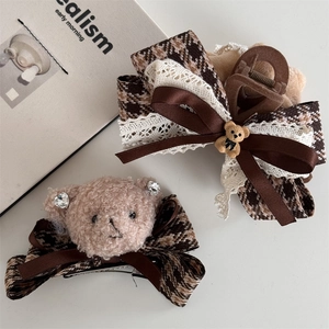 Pince à cheveux vintage à carreaux marron avec nœud, dentelle et petit ours en peluche