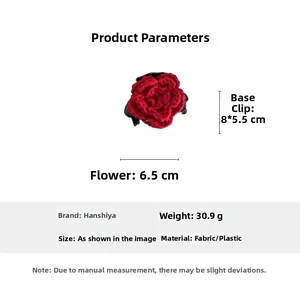 Vista dettagliata con dimensioni di una pinza per capelli a fiore in maglia rossa su sfondo bianco