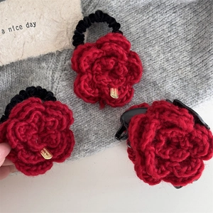 Set di fermagli per capelli a fiore rosso all'uncinetto con targhetta in metallo dorato