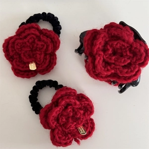Set di fermagli ed elastici per capelli con fiori all'uncinetto rossi e ciondoli