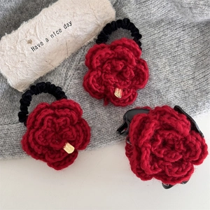 Pinza per capelli a fiore in maglia rossa con etichetta dorata per stile festivo