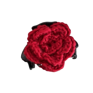 Pinza per capelli a fiore di rosa rossa all'uncinetto con etichetta dorata e base nera
