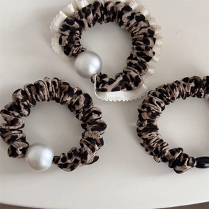 Lot de chouchous léopard vintage avec perles blanches élégantes et perles sur fond beige