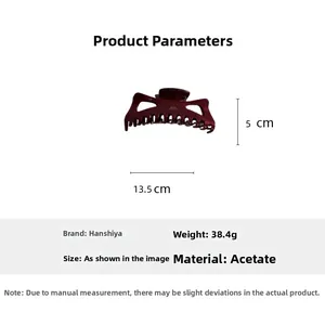 Dettaglio della molletta per capelli bordeaux in acetato con dimensioni 13,5 cm e peso 38,4 g