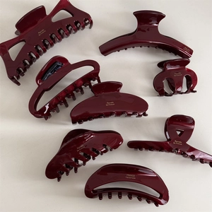 Collezione di sette eleganti mollette per capelli rosso vino con finitura lucida