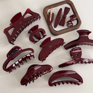 Elegante set di pinze per capelli e barrette color bordeaux con dettagli dorati