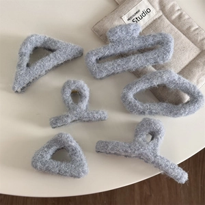 Lot de 6 pinces à cheveux en peluche grise aux formes géométriques et paillettes