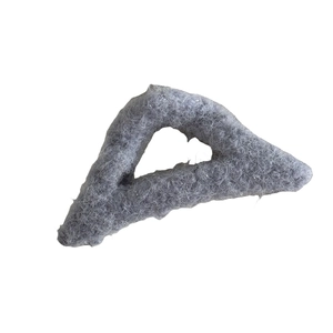 Pince à cheveux triangulaire en peluche grise avec design ajouré pour accessoires