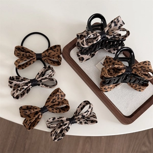 Set di fermagli per capelli leopardati ed elastici con motivi chiari e scuri
