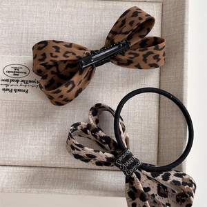 Dettaglio del fermaglio per capelli con fiocco leopardato ed elastico fatto a mano