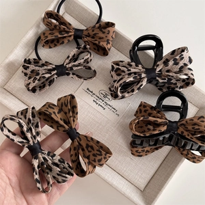Set di accessori per capelli con fiocco leopardato, elastici e fermagli a molletta
