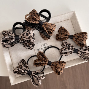 Set di fermagli per capelli leopardati con grandi mollette e elastici a fiocco