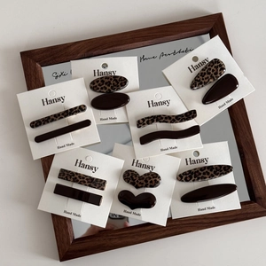Haarklammer-Set mit Leopardenmuster und Kaffeebraun auf Displaykarte für das Styling