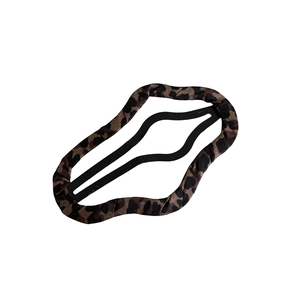 Leopard print fabric wrapped wavy hair clip with black metal frame for women