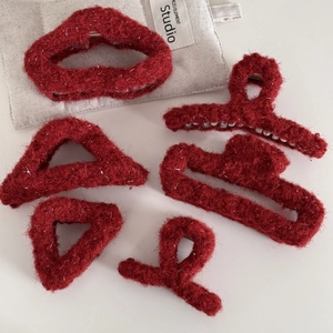 Set mit glitzernden roten Plüsch-Haarklammern in verschiedenen Formen für den Winter