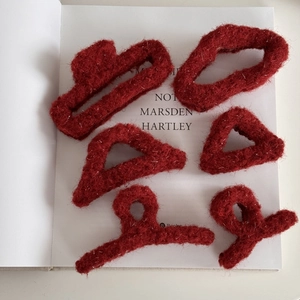 Set aus sechs festlichen roten Plüsch-Haarklammern mit Glitzerfäden in verschiedenen Formen