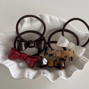 Set di cinque eleganti elastici per capelli con fiocco in acetato tartarugato e tinta unita