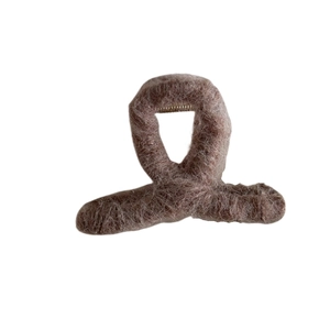 Pinza para el pelo de felpa marrón oscuro para mujer con elegante diseño de invierno