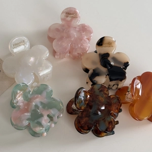 Pinces à cheveux fleurs en acétate aux couleurs variées et motifs marbrés élégants