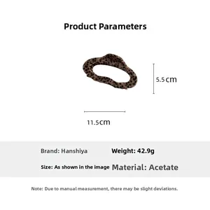 Detail view of 11.5cm acetate hair claw clip with size and weight measurements