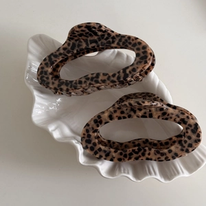 Hollow tortoiseshell acetate claw clips set for thick hair on white shell tray
