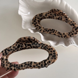 Elegant leopard print acetate hair claw clips for women with a sleek glossy finish