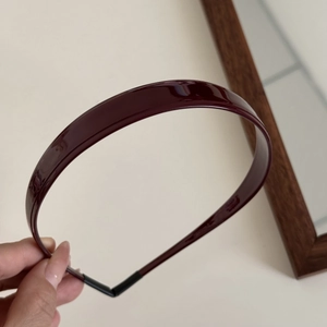 Detail view of burgundy slim resin headband with glossy finish and non-slip rubber tips