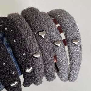 Serre-têtes en tissu gris pailleté avec détails de cœurs métalliques élégants