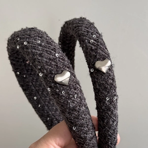 Serre-tête en tricot gris foncé avec paillettes argentées et boucle en forme de cœur