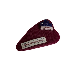Pince à cheveux rouge foncé en tissu avec étiquette de bénédiction et décor acrylique