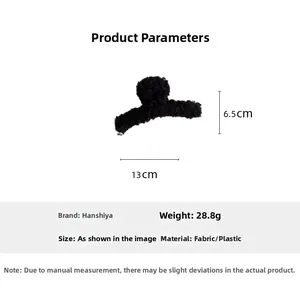 Détails de la grande pince à cheveux en peluche noire, dimensions 13 cm de large et 6,5 cm