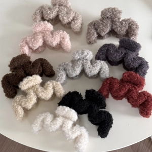 Vista dettagliata di 10 mollette per capelli in morbido peluche in vari colori invernali