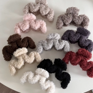 Dettaglio di vari colori di fermagli per capelli in morbida lana d'agnello e peluche