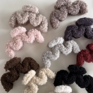 Pinze per capelli in lana d'agnello ondulata in vari colori come beige, rosa e marrone