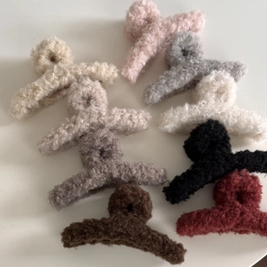 Détail des pinces à cheveux en peluche douce montrant la texture en huit couleurs